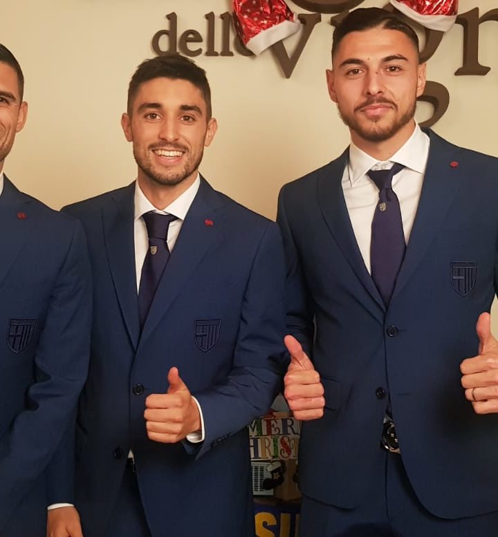 Ulturale diventa fashion partner del Parma Calcio.  La divisa ufficiale ha ora un’esclusiva cravatta del brand.